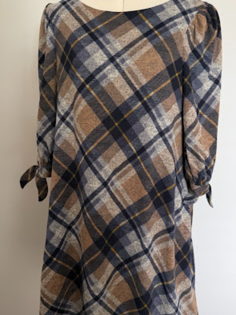 Jessica Howard lwomen`s checked, brown/gray/black dress , size M